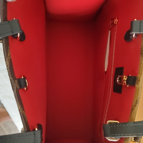 Louis Vuitton - Picture 6 of 10